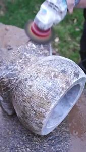 (ویدئو) هنر تبدیل ضایعات به گنج؛ نحوه ساخت هاون سنگی با سنگ کنار جاده!