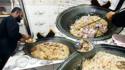 (ویدئو) غذای خیابانی در افغانستان؛ پخت 35 کیلو قابلی پلو در کابل