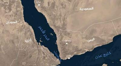 رویترز: کشتی هدف قرار گرفته در آبهای یمن همچنان در حال سوختن است