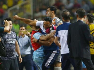 عکس | زد و خورد عجیب در نیمه نهایی جام حذفی!