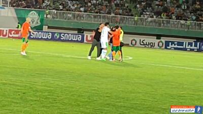 ورود جیمی جامپ و در آغوش کشیدن شروین بزرگ - پارس فوتبال | خبرگزاری فوتبال ایران | ParsFootball