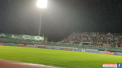 شور و هیجان هواداران آلومینیوم زیر بارش شدید باران - پارس فوتبال | خبرگزاری فوتبال ایران | ParsFootball