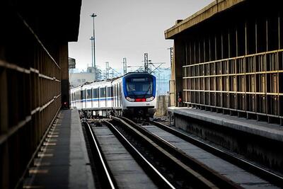 تصاویری عجیب از تلاش ماموران مترو ژاپن برای جا دادن مردم در واگن! + ویدئو