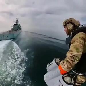 حرکت تفنگدار دریایی با استفاده از جت پک