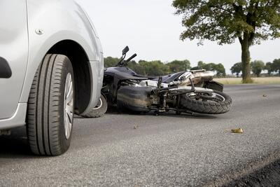 لیز خوردن موتورسیکلت که منجر به تصادف ۲خودرو در مشهد شد (فیلم)