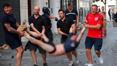 هواداران مست و وحشی انگلیسی در آلمان؛ هشدار پلیس به بازداشت‌های طولانی‌مدت