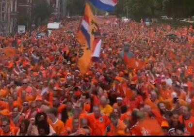 ببینید/  شور و حال دیدنی هواداران هلند در خیابان‌های هامبورگ