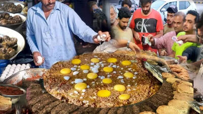 (ویدئو) غذای خیابانی در پاکستان؛ پخت املت بزرگ گوشت وتخم مرغ