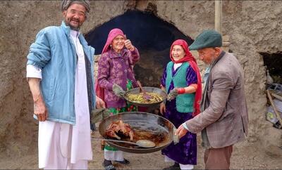(ویدیو) غذا پختن سنتی زوج‌های غارنشین افغان
