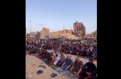 تصاویری از فلسطینی ها هنگام اقامه نماز عید قربان در کنار ویرانه ها + ویدئو