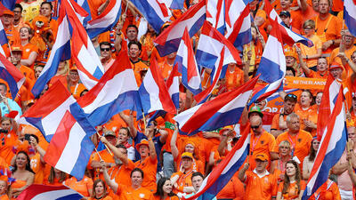غوغای هواداران تیم ملی هلند برای بازی امروز مقابل لهستان | ویدئو