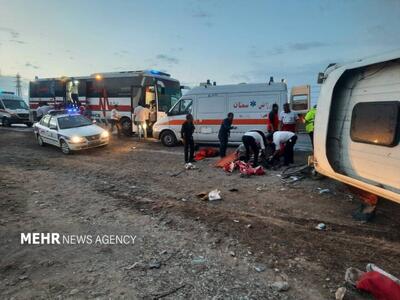 مصدومیت ۱۲ نفر در تصادف مینی‌بوس و اتوبوس در نجف‌آباد