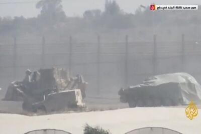 لحظه انتقال نفربر منهدم شده ارتش اسرائیل به خارج از نوار غزه