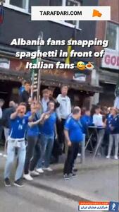 شوخی با مقدسات ایتالیایی‌ها؛ هواداران آلبانی و خُرد کردن اسپاگتی در مقابل چشمان هواداران ایتالیا! - پارس فوتبال | خبرگزاری فوتبال ایران | ParsFootball