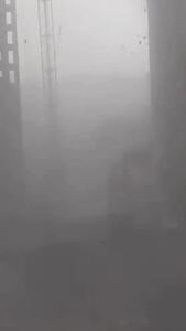 سقوط تاور کرین به دلیل وزش باد شدید + فیلم