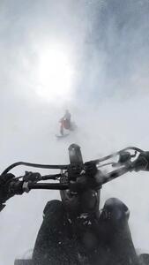 فیلم هیجان انگیز از موتورسواری در کوه برفی