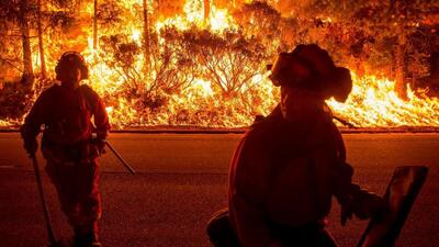 آتش‌سوزی‌های جنگلی در ایالت کالیفرنیای آمریکا و ترک هزاران نفر از منازل خود (فیلم)