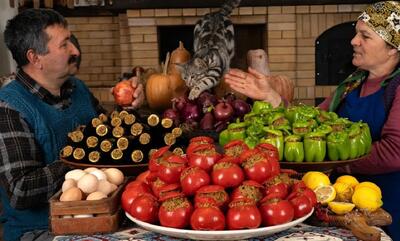 طرز تهیه دلمه بادمجان، گوجه و فلفل توسط مادربزرگ روستایی آذربایجانی (فیلم)