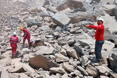 ادامه عملیات امدادرسانی در حادثه ریزش معدنِ شازند/نقطه یابی محل محبوسان در زیر آوار کوه