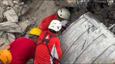 ادامه عملیات امدادرسانی در حادثه ریزش معدنِ شازند/نقطه یابی محل محبوسان در زیر آوار کوه + فیلم