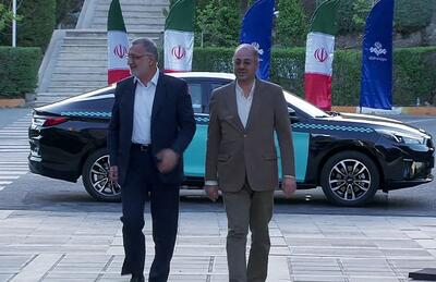 ببینید | ورود تبلیغاتی زاکانی به صداوسیما با تاکسی برقی جدید تهران برای حضور در مناظره انتخاباتی