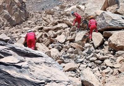 صحنه ای غم انگیز در حاشیه عملیات نجات کارگران معدن شازند+ عکس