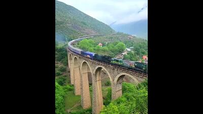 رد شدن قطار از پل داب سوادکوه / منظره ای دیدنی + فیلم