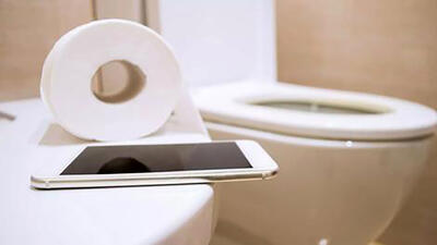 تلفن همراه را در توالت همراه تان نبرید! + دلایل