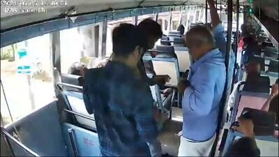 نجات یک مسافر از سقوط به بیرون از اتوبوس + فیلم