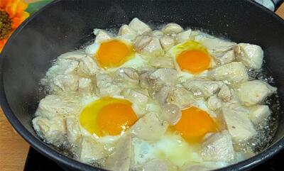 طرز تهیه یک صبحانه اسپانیایی با فیله مرغ و تخم مرغ (فیلم)