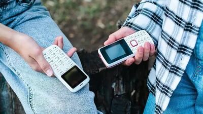 چرا مردم به استفاده از تلفن همراه غیر هوشمند روی می‌آورند؟