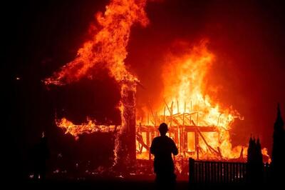 تخلیه اضطراری صدها نفر/ آخرین وضعیت آتش‌سوزی گسترده در لس‌آنجلس آمریکا