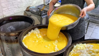 (ویدئو) غذای خیابانی در تایوان؛ پخت پنکیک با تخم مرغ