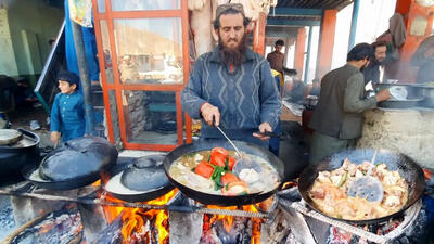 (ویدئو) غذای خیابانی در پاکستان؛ پخت یک غذای سنتی با گوشت گاو در کابل