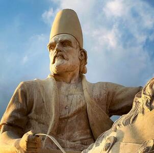 مجسمه سردار حیدر زرقانی در شهر زرقان رونمایی شد