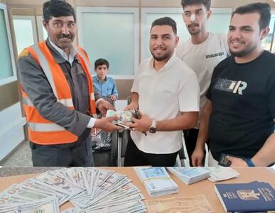 کارگر فرودگاه مشهد، کیف پول ۷۰۰ میلیونی را به صاحبش بازگرداند +عکس