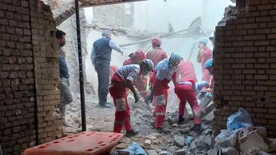​نجات کودک کاشمری از زیر آوار/رهاسازی ۲ نفر از شهروندان جان باخته توسط نیروهای هلال احمر
