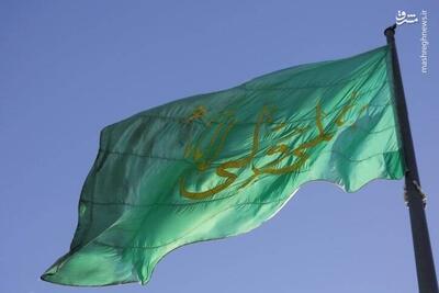 عکس/ اهتزاز پرچم منقش به نام حضرت علی(ع) بر فراز همدان