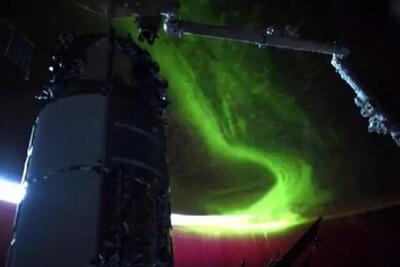 لحظه شگفت انگیز رویارویی فضاپیمای استارلاینر با شفق قطبی+فیلم