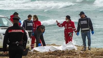 غرق شدن کشتی حامل مهاجران در جنوب ایتالیا با ۷۱ قربانی و مفقودی