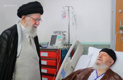 عیادت مقام معظم رهبری از مکارم شیرازی در یکی از بیمارستان های تهران+ویدئو