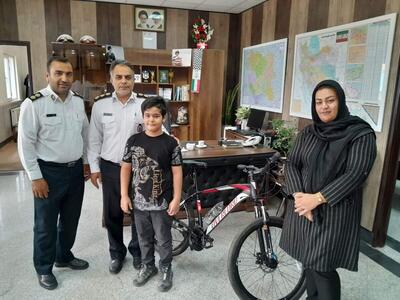 اهدای دوچرخه از سوی پلیس راهور به دانش آموز کردستانی