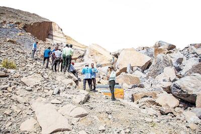 نفس‌بریده زیر سنگ‌های ۵۰۰ تنی؛ کارگران معدن می‌گویند کارفرما برای آن‌ها بیمه حوادث رد نکرده است | اقتصاد24