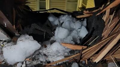سقوط یخ چند کیلویی از آسمان سقف خانه را سوراخ کرد + عکس