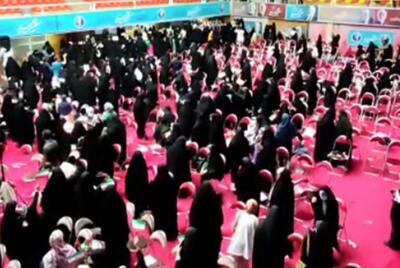ببینید /  تصاویری از لحظه ورود جلیلی به سالن حجاب در حالی که بیش از نیمی از سالن خالی است
