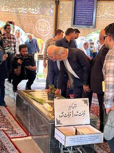 حضور دکتر پزشکیان و دکتر ظریف در گلزار شهدای اصفهان+عکس