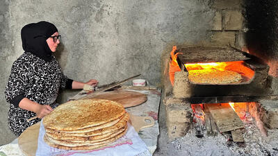 (ویدئو) فرآیند پخت دیدنی نان سنتی به روش بانوی روستایی آذربایجانی