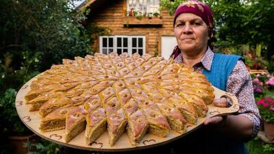 (ویدئو) پخت باقلوای سنتی فندقی به روش مادربزرگ روستایی آذربایجانی