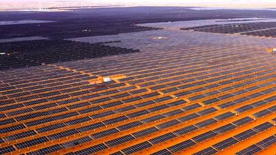 اولین تصاویر از مراحل ساخت بزرگترین مزرعه خورشیدی جهان  + ویدئو | این مزرعه در کجا قرار دارد؟