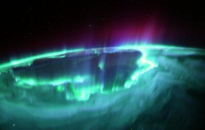 ببینید | لحظه حیرت‌انگیز تقابل فضاپیمای استارلاینر با شفق قطبی
